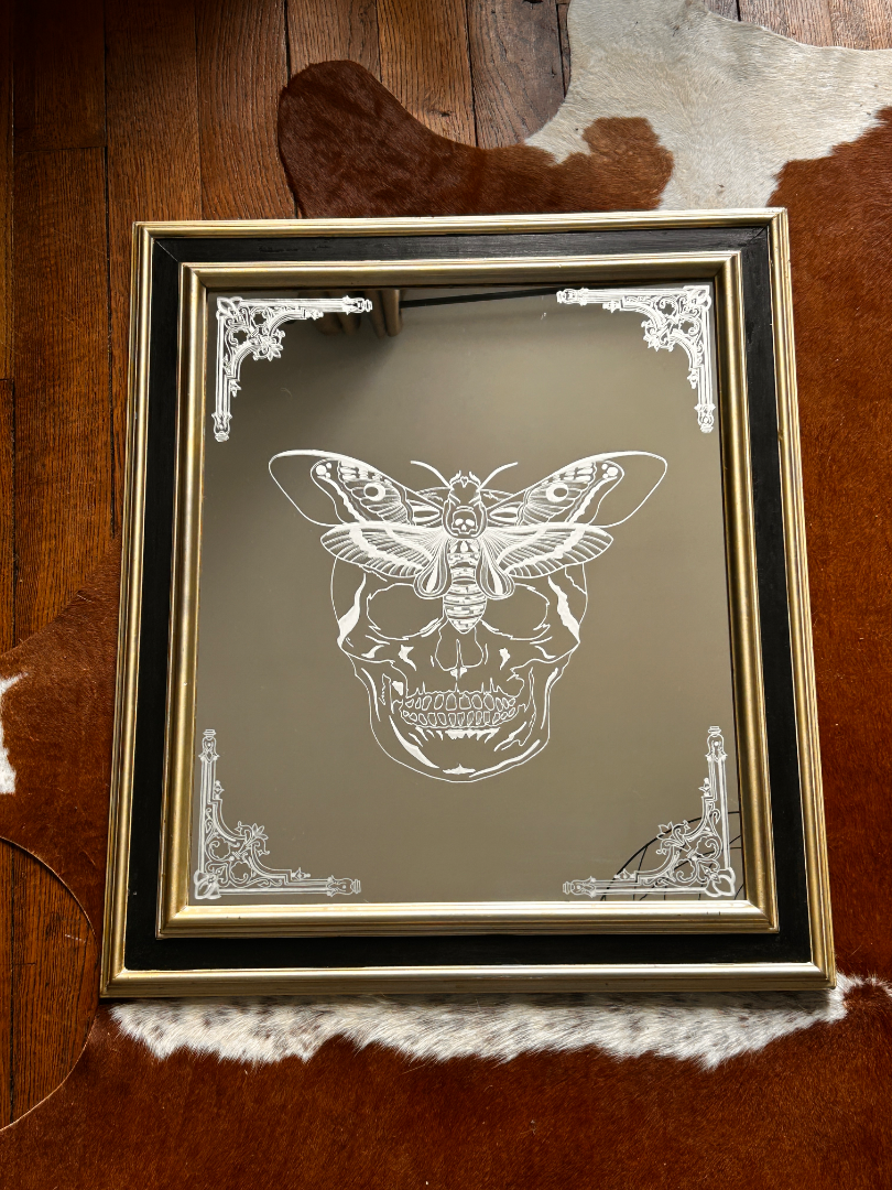 Cadre crâne et papillon 